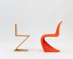 Zwei Stühle mit einer zackigen Form. Links aus Holz, rechts aus orangenem Plastik.